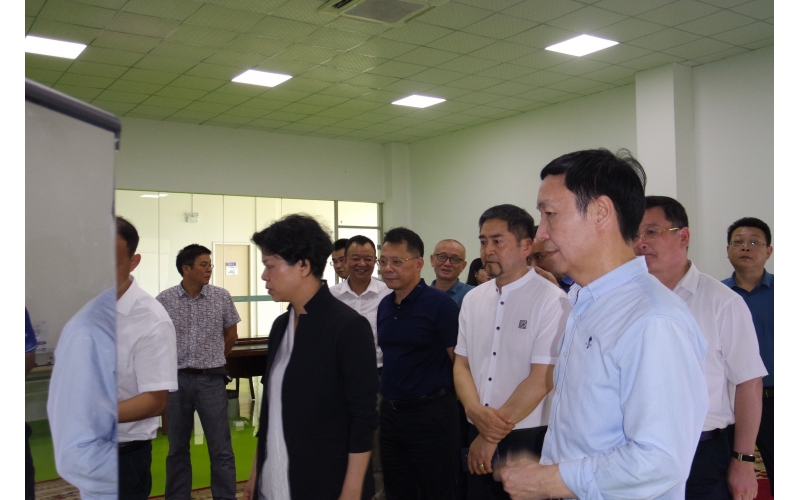 市委副書記、市長(zhǎng)張迎春走訪智能制造企業(yè)，來(lái)我司調(diào)研，與我司高層領(lǐng)導(dǎo)親切會(huì)面。